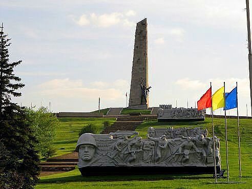 Обелиск Саур могила