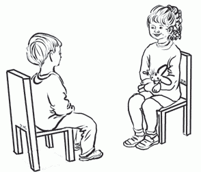 Мальчик сидит на стуле за столом