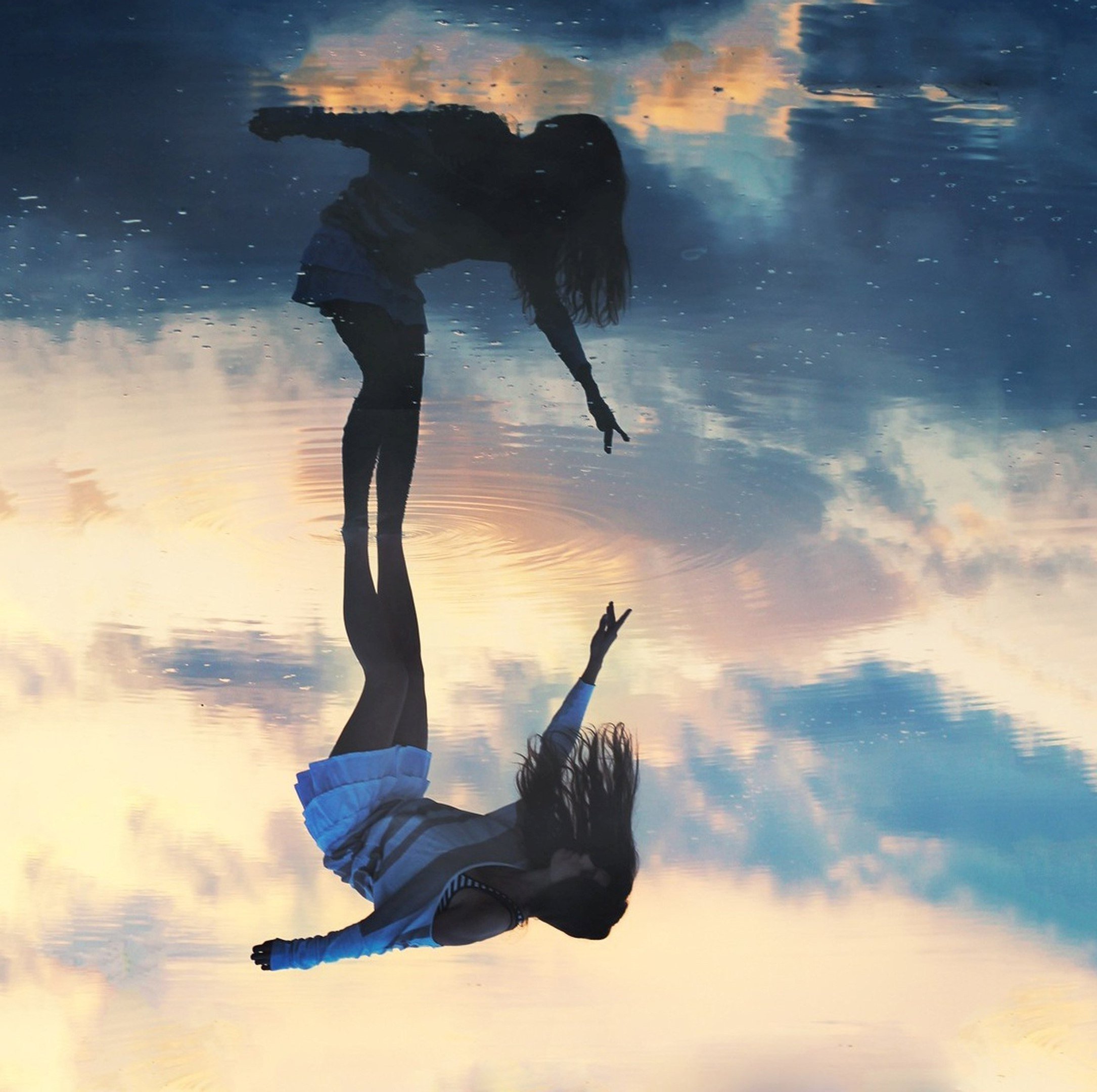 В голове иллюстрации как мы полетим. Девушка падает. Красивые поды. Падающий человек. Человек падает с неба.