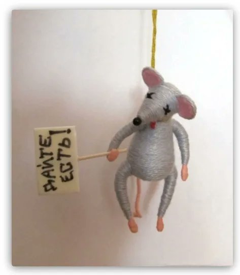 Мышь повесилась наклейка на холодильник