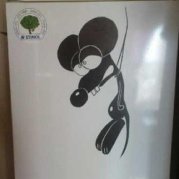 Карикатура мышь повесилась в холодильнике