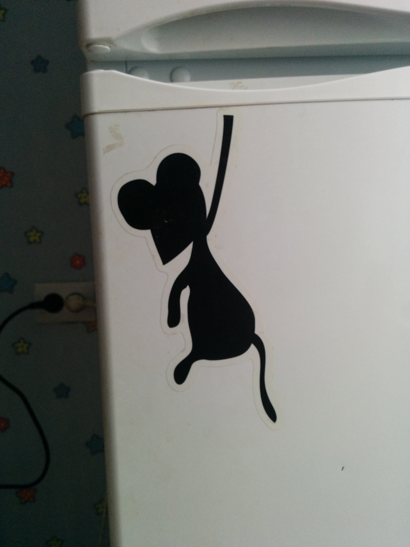Мышь повесилась наклейка на холодильник