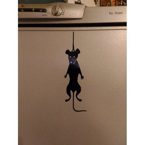 Мышка повесилась в холодильнике