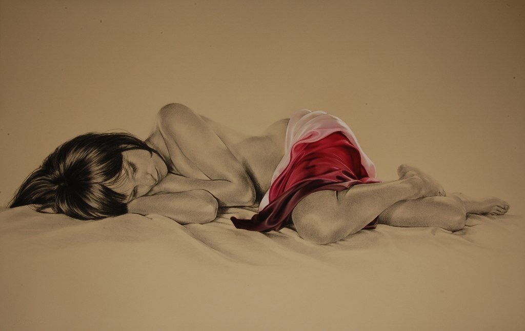 Рисунок девушка лежит на кровати