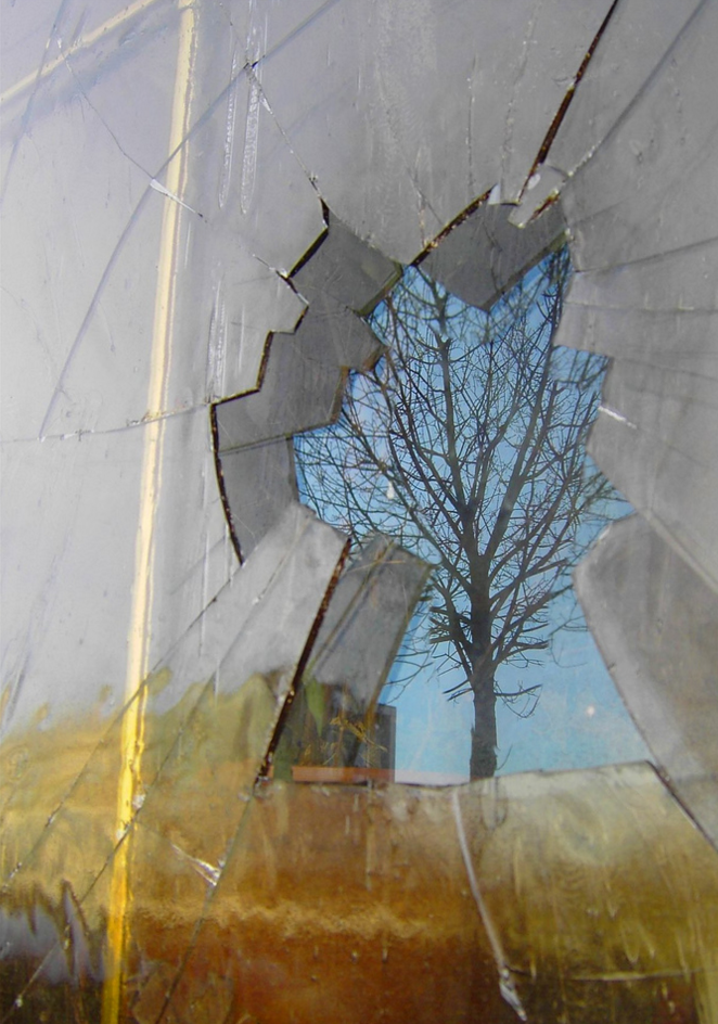 Разбитые окна. Композиция на окно. Разбитое стекло в окне. Картины с разбитым стеклом.