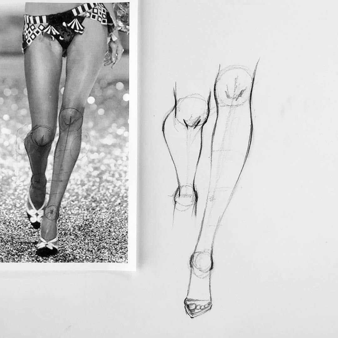 Зарисовка девушки с ногами