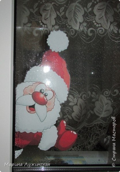 Дед Мороз на окне гуашью