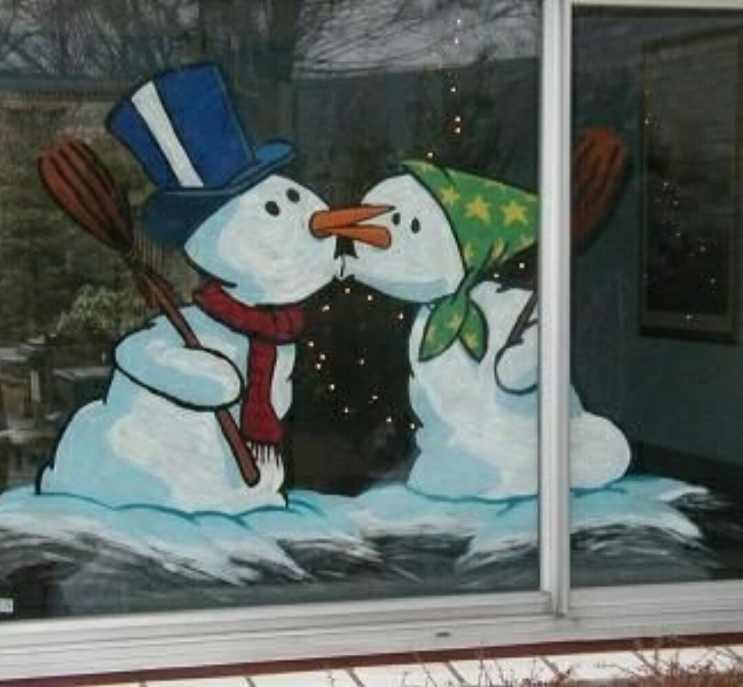 Снеговик на окне гуашью