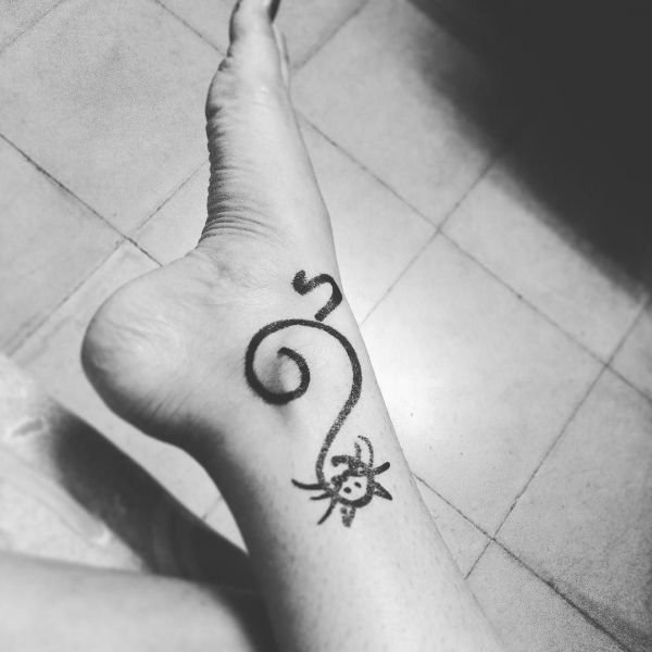 Тату на ноге легкие