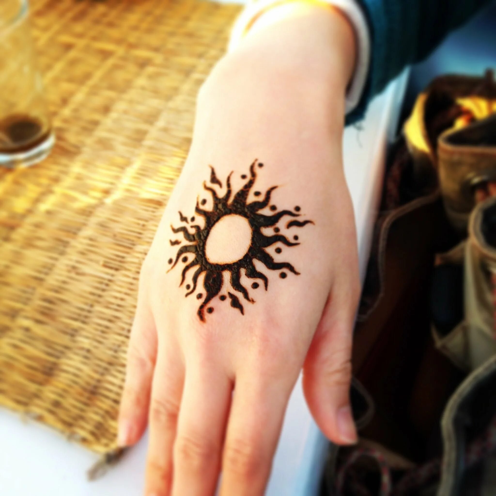 Мехенди солнце на руке