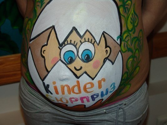 Киндер на животе беременной