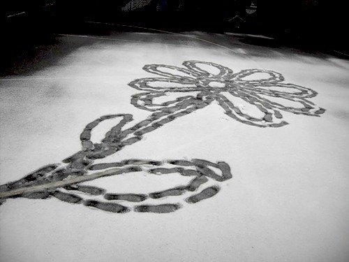 Рисование на снегу ногами