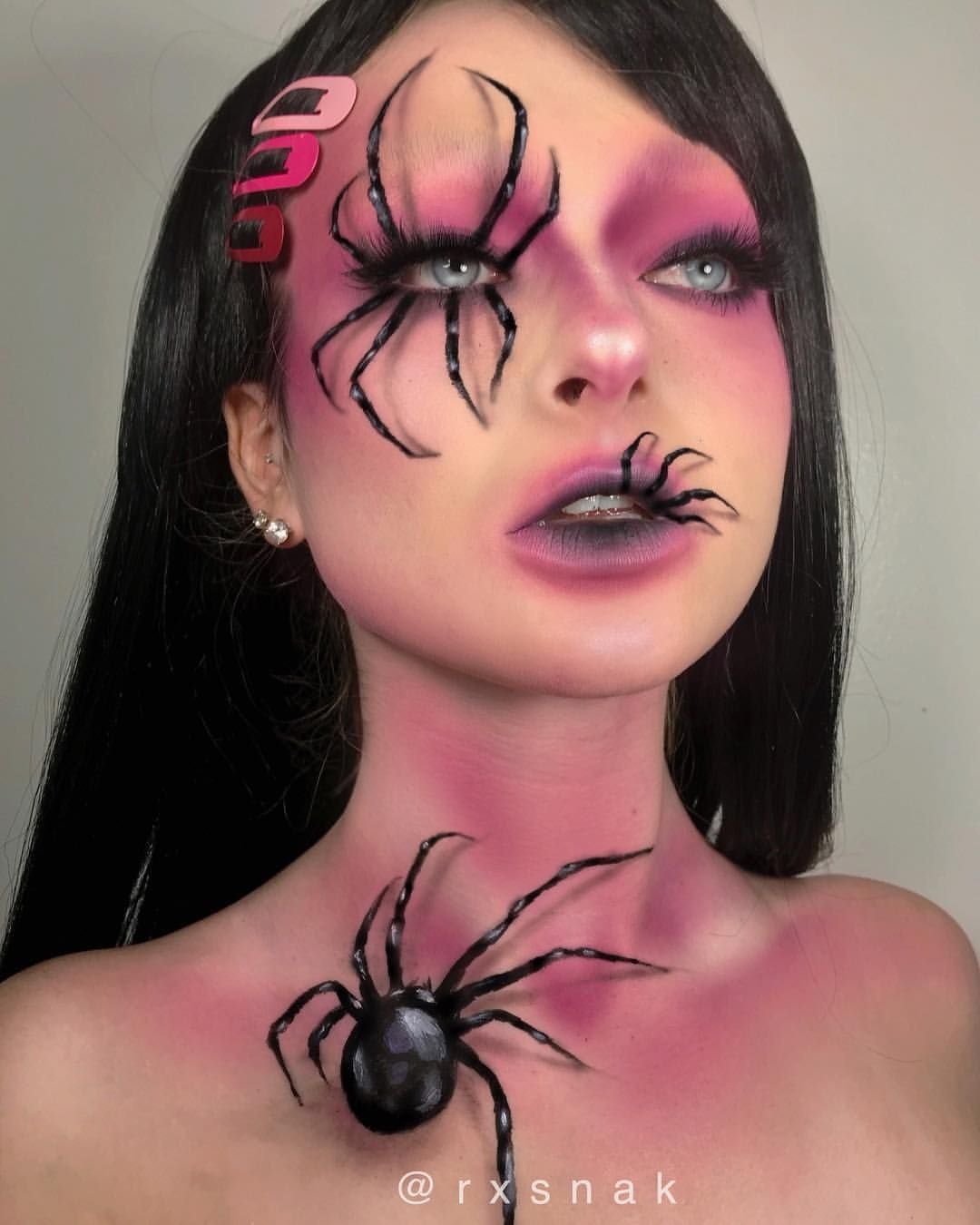 мужское и женское девушка с татуировкой паука