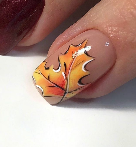 Кленовый лист на ногтях