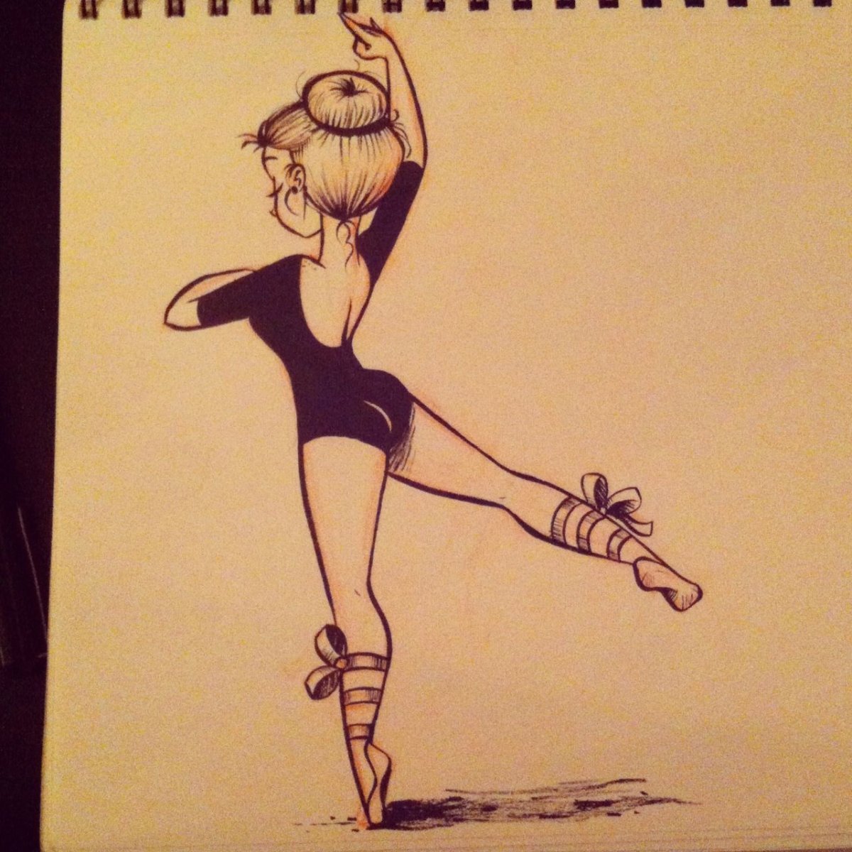 Балерина карандашом в скетчбуке