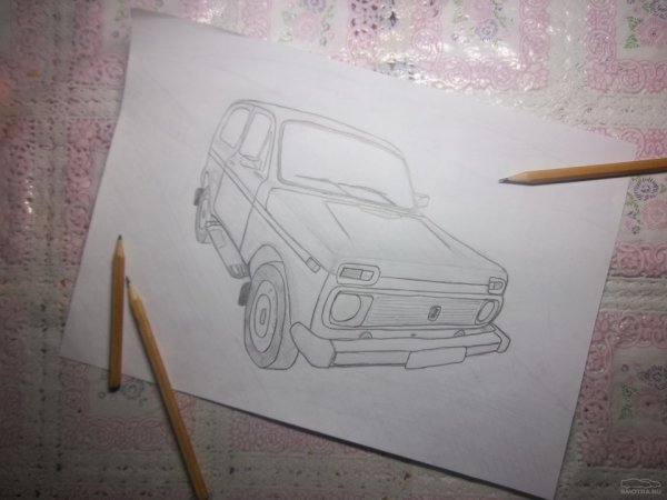 Нарисованная машина карандашом на листе