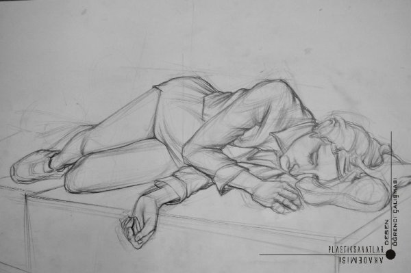 Набросок лежащего человека