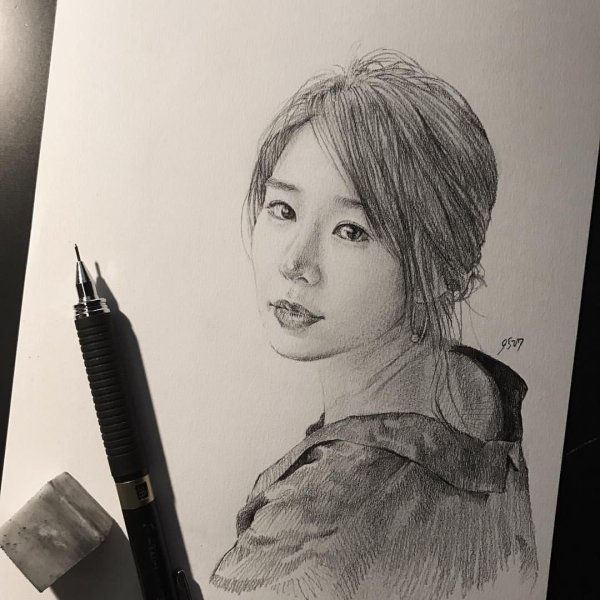 Портрет кореянки карандашом