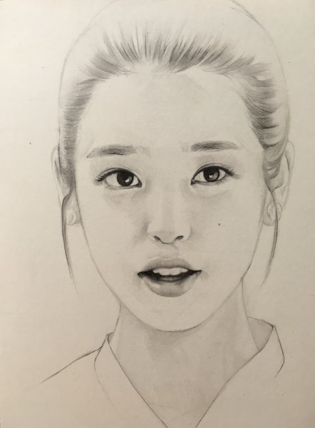 Портрет кореянки карандашом IU