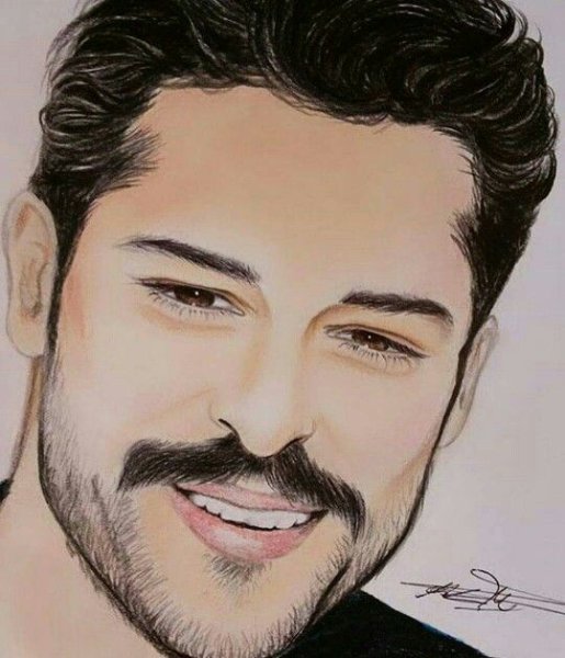 Бурак Озчивит карандашом