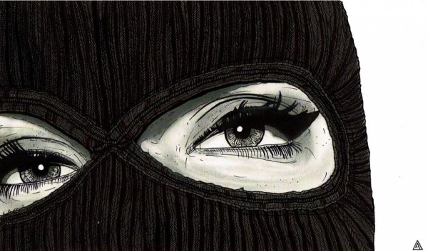 Девушка в маске бандита