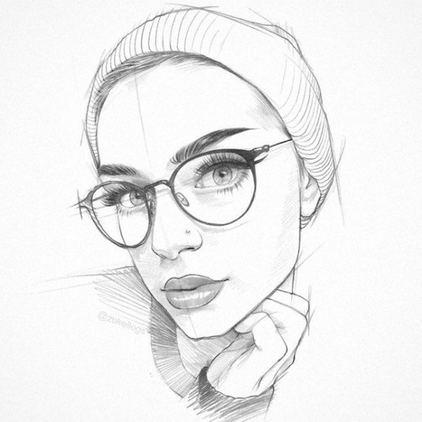 Девушка в очках карандашом