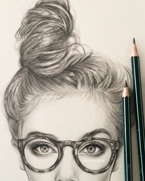 Девушка в очках карандашом