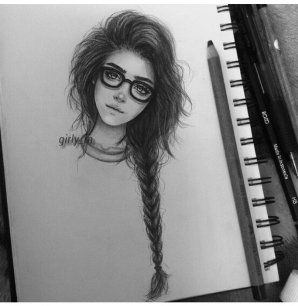 Нарисованная девушка в очках карандашом