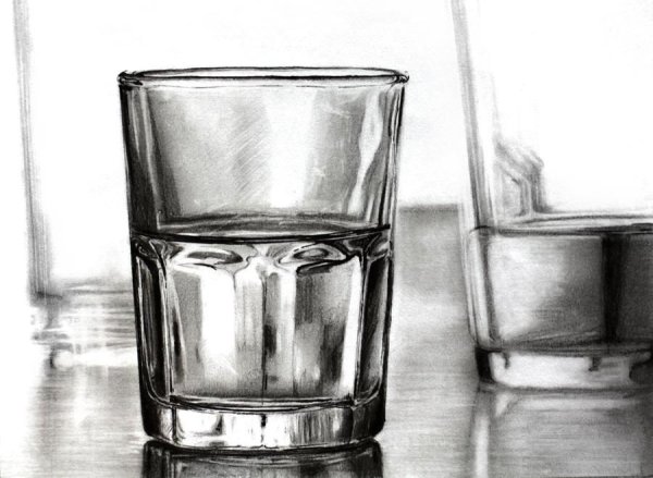 Стеклянный стакан карандашом