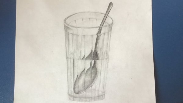 Стеклянный бокал карандашом