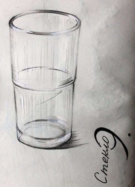 Стеклянный стакан с водой для рисования