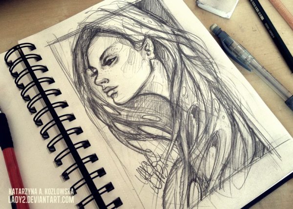 Девушка с блокнотом и карандашом