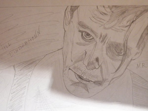 Тиль Лидерман карандашом