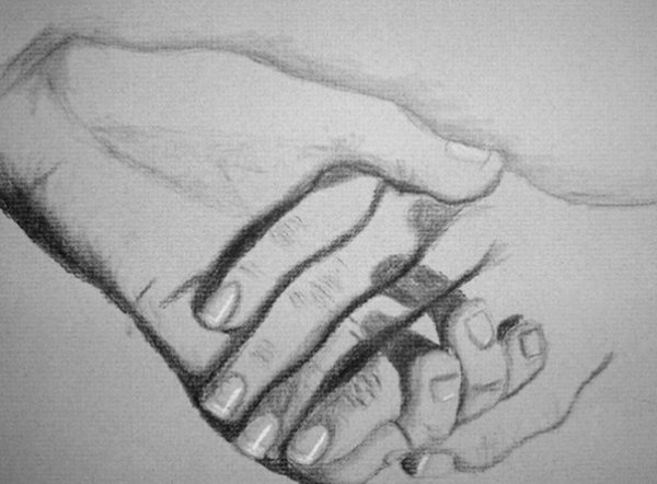 Мужская и женская рука карандашом