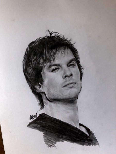 Йен Сомерхолдер карандашом