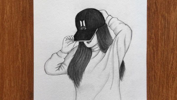 Девушка в кепке карандашом