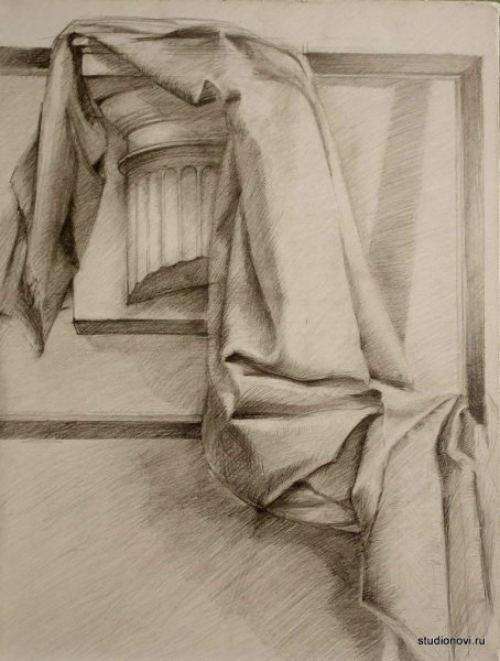 Натюрморт с тканью со складками