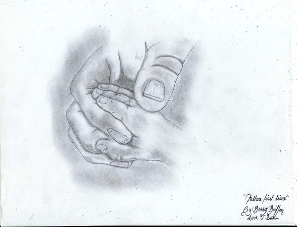 Детская рука с карандашом