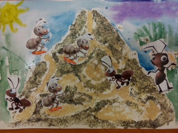 Лесной Муравейник муравьев внутри