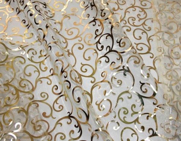 Тюль с золотыми вензелями