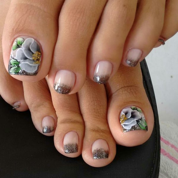 Педикюр с цветами