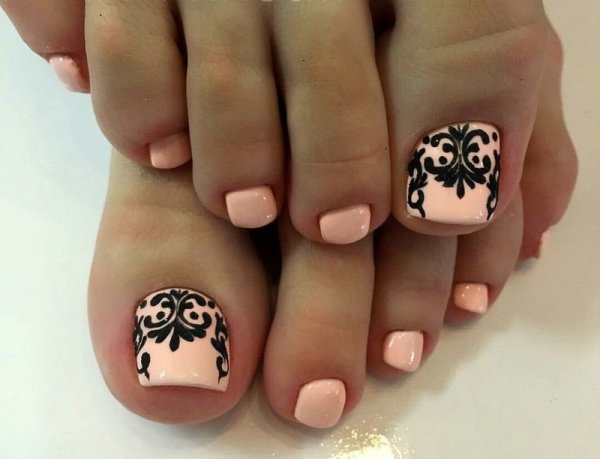 Педикюр с вензелями