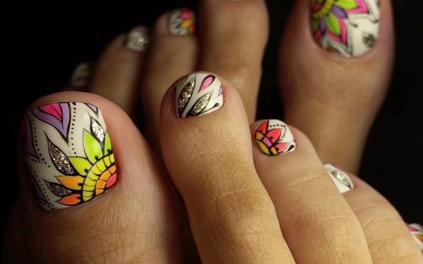 Яркий педикюр с цветочками