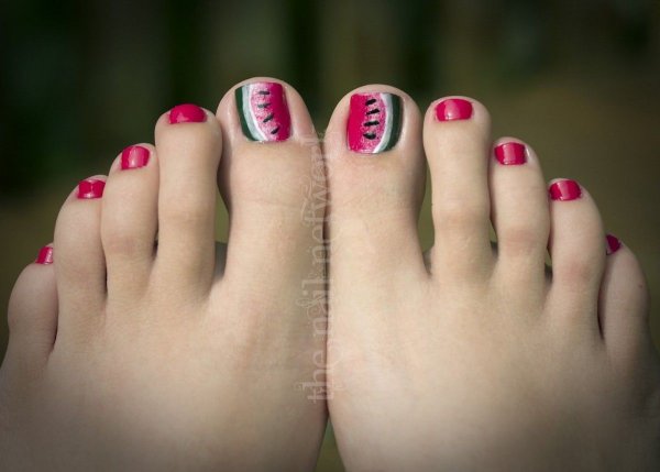 Маникюр на ногах легкий