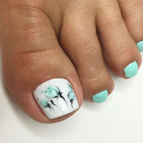 Бирюзовый педикюр с дизайном