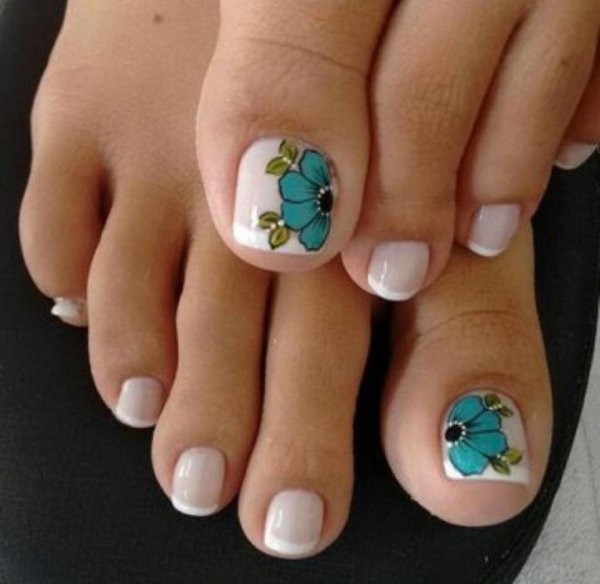 Педикюр с цветочками