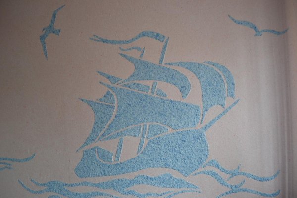 Рисунок из жидких обоев на стене