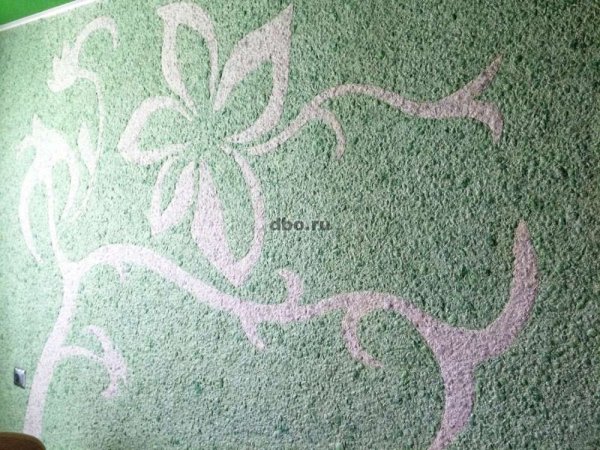 Узоры жидкими обоями на стене