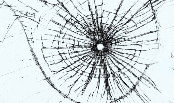 Трещина стекла на прозрачном фоне