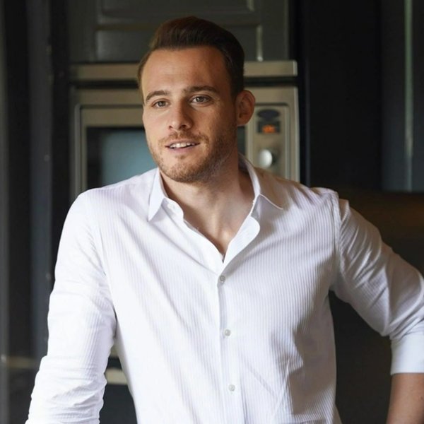 Бурак Озчивит портрет нарисованный